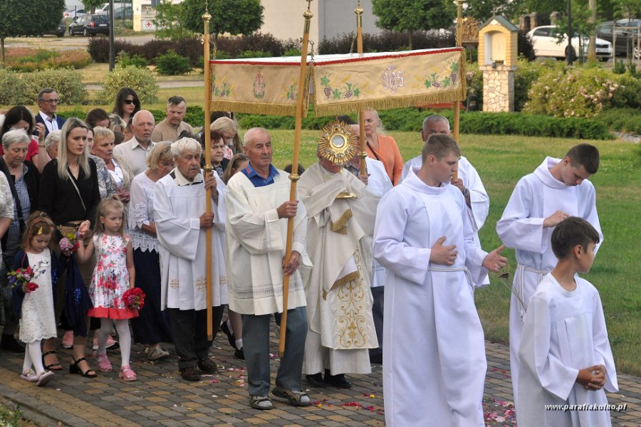 48 Procesja eucharystyczna.jpg